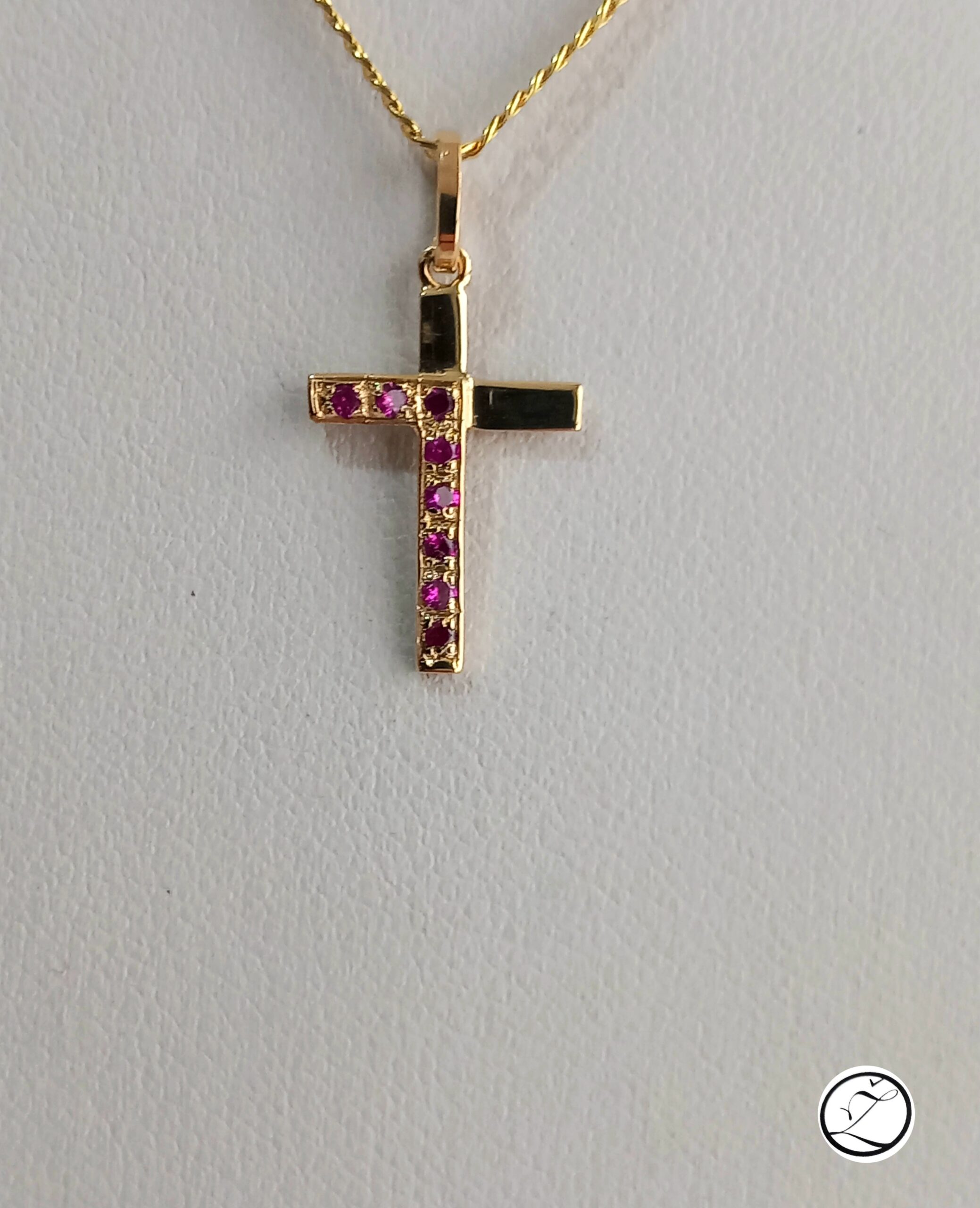 ZLATNI KRIŽ S CRVENIM CIRKONIMA